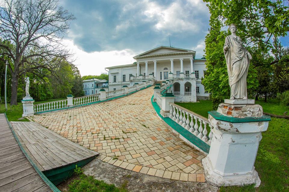 Будиночок рибалки та старовинні садиби: найкращі маршрути поїздок по Україні для літнього вікенду